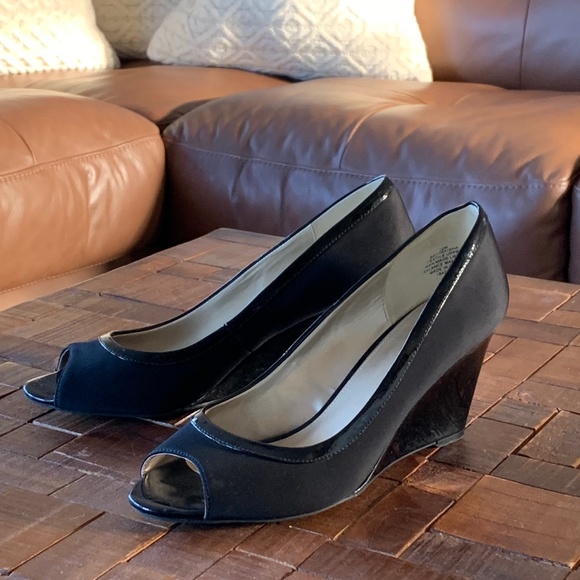 50% OFF! Patent Leather Satin Bandolino Wedge - Picture 1 of 7